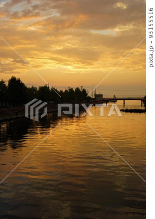 岩瀬浜の町並み(富山県岩瀬浜)夕暮れ時 岩瀬浜の町並み(富山県岩瀬浜)夕暮れ時 93155516