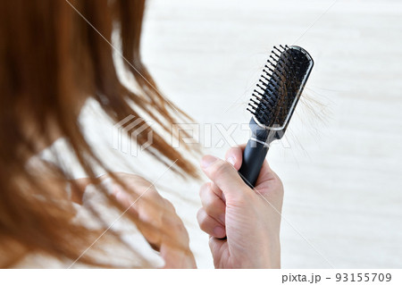 抜け毛・切れ毛にショックを受ける女性 93155709