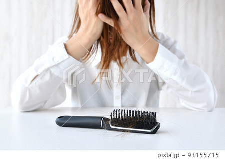 抜け毛・切れ毛にショックを受ける女性 93155715