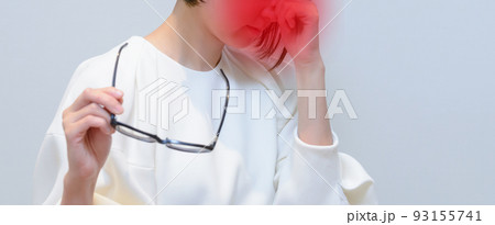 目の疲れ 眼精疲労 眉間を押さえる女性 目の疲れ 眼精疲労 眉間を押さえる女性 93155741