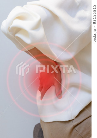 腰痛 腰に手をあてる女性 腰痛 腰に手をあてる女性 93155815