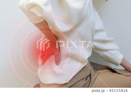 腰痛　腰に手をあてる女性	 93155816