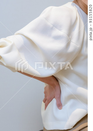 腰痛 腰に手をあてる女性 腰痛 腰に手をあてる女性 93155820