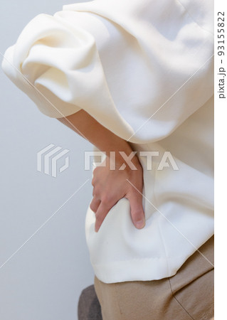 腰痛 腰に手をあてる女性 腰痛 腰に手をあてる女性 93155822