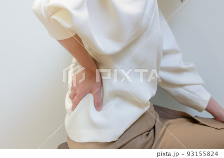 腰痛 腰に手をあてる女性 腰痛 腰に手をあてる女性 93155824