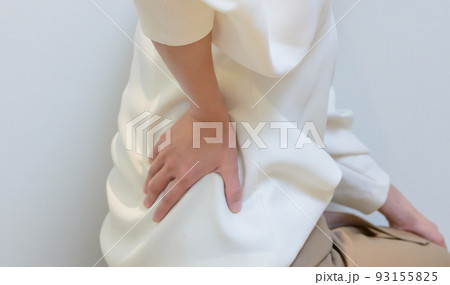 腰痛 腰に手をあてる女性 腰痛 腰に手をあてる女性 93155825