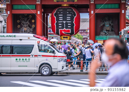 日本の東京都市景観 世界最多4週連続…行動制限なし。浅草寺前に出動した救急車…＝8月15日 93155982
