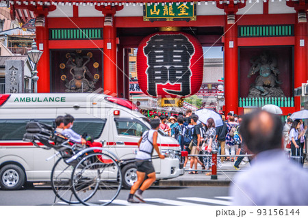 日本の東京都市景観 世界最多4週連続…行動制限なし。浅草寺前に出動した救急車…＝8月15日 93156144