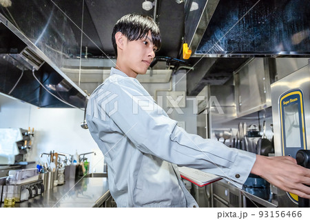 業務用厨房器具を確認する男性スタッフ　スチームコンベクションオーブン 93156466