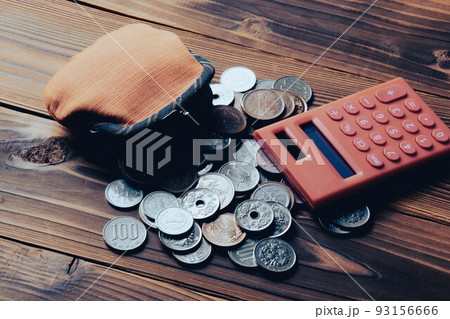 財布と電卓　お金のイメージ 93156666
