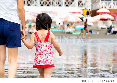 お母さんと砂浜を歩く水着の女の子 お母さんと砂浜を歩く水着の女の子 93156694