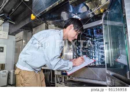 業務用厨房器具を確認する男性スタッフ スチームコンベクションオーブン 業務用厨房器具を確認する男性スタッフ スチームコンベクションオーブン 93156958