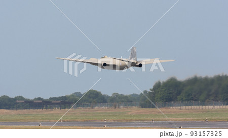 イギリス空軍キャンベラPR9高高度偵察機離陸 93157325
