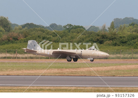 イギリス空軍キャンベラPR9高高度偵察機タキシング 93157326