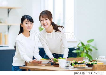家族 主婦 料理 家事 食事 ライフスタイル キッチン 家族 主婦 料理 家事 食事 ライフスタイル キッチン 93157368
