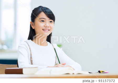 小学生　子供　女性　勉強　受験　教育　学習 93157372