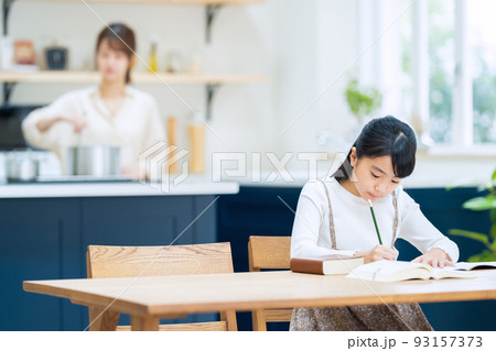 小学生　子供　女性　勉強　受験　教育　学習 93157373