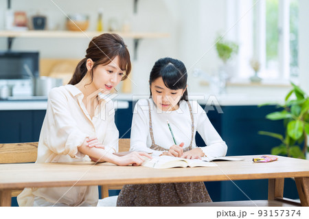 小学生　子供　女性　勉強　受験　教育　学習 93157374