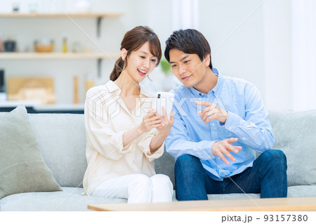 夫婦　カップル　家族　ミドル　ライフスタイル　リビング 93157380