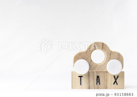 木のブロックのTAXと、玩具の車。税金のイメージ 木のブロックのTAXと、玩具の車。税金のイメージ 93158663