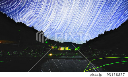 里山で舞うホタルと北の星の光跡／栃木県茂木町 93158827