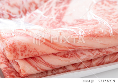 包装フィルムに包まれた状態の牛肉(すき焼き用肩ロース)のアップ。 93158919