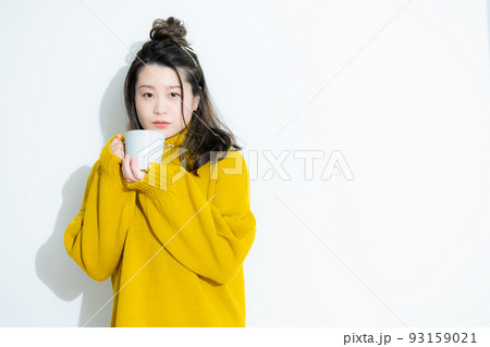 黄色ニットの女性 黄色ニットの女性 93159021