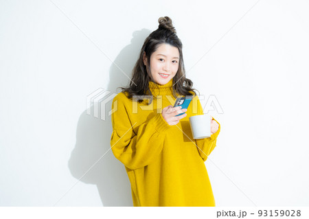 黄色ニットの女性 93159028
