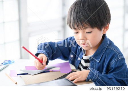 工作をする少年  93159250