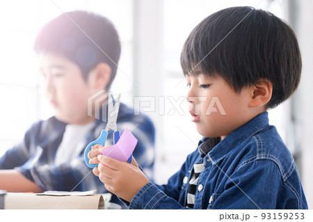 勉強や工作をする少年たち　低学年 93159253