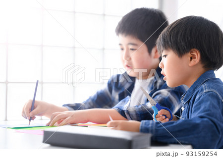 勉強や工作をする少年たち　低学年	 93159254