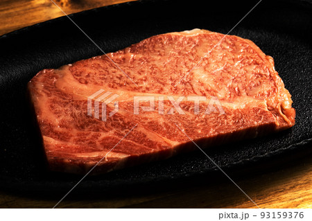 高級グリルステーキ Thick cut luxury fresh beef steak 93159376