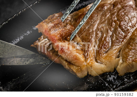 高級グリルステーキ Thick cut luxury fresh beef steak 93159382