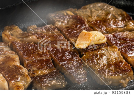 高級グリルステーキ Thick cut luxury fresh beef steak 93159383