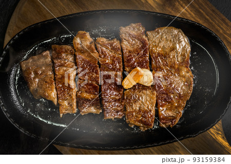 高級グリルステーキ Thick cut luxury fresh beef steak 高級グリルステーキ Thick cut luxury fresh beef steak 93159384
