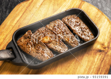 高級グリルステーキ Thick cut luxury fresh beef steak 高級グリルステーキ Thick cut luxury fresh beef steak 93159391