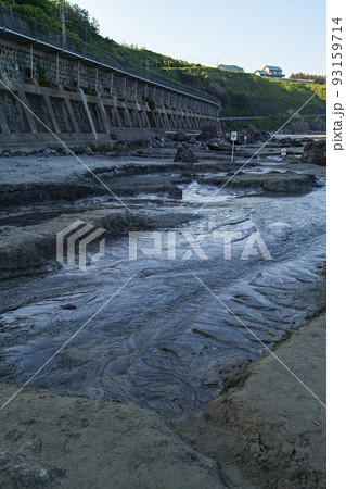 山形県/ 「釜磯の湧水」国内でも非常に珍しい海岸に沸く多くの湧水が海に流れ込む様子を見られるスポット 93159714