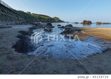 山形県/ 「釜磯の湧水」国内でも非常に珍しい海岸に沸く多くの湧水が海に流れ込む様子を見られるスポット 93159719