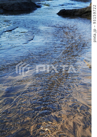 山形県/ 「釜磯の湧水」国内でも非常に珍しい海岸に沸く多くの湧水が海に流れ込む様子を見られるスポット 93159722