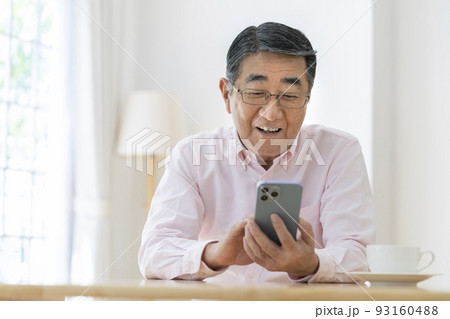 スマートフォンを持った笑顔のシニア男性 スマートフォンを持った笑顔のシニア男性 93160488