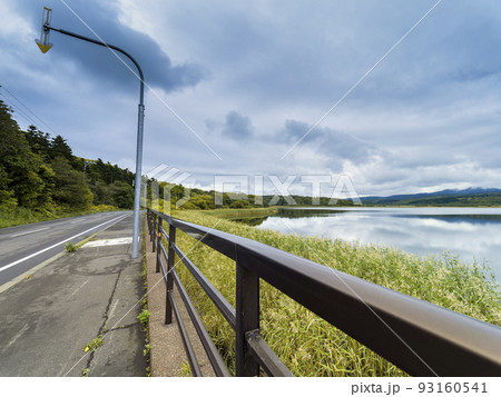 北海道礼文島・久種湖沿いの道路 / Lake Kushu, Japan 93160541
