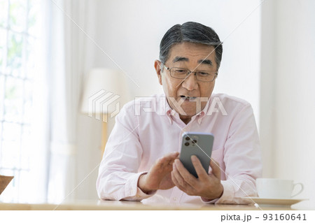 スマートフォンを操作するシニア男性 スマートフォンを操作するシニア男性 93160641