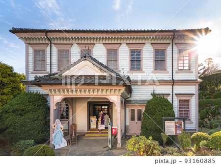 [九州・長崎] グラバー園の旧長崎地方裁判所長官舎とレトロ写真館のアニメキャラの等身大パネル。 93160885