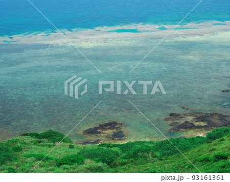 夏の石垣島最北端の浦崎からエメラルドグリーンのサンゴ礁を臨む 93161361