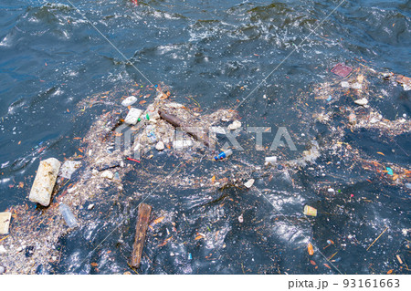 漂う海洋ゴミ　マイクロプラスチック 93161663