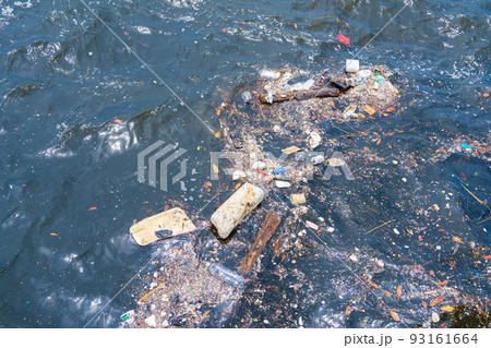 漂う海洋ゴミ　マイクロプラスチック 93161664