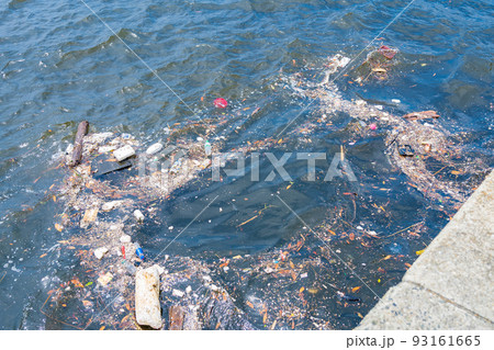 漂う海洋ゴミ　マイクロプラスチック 93161665