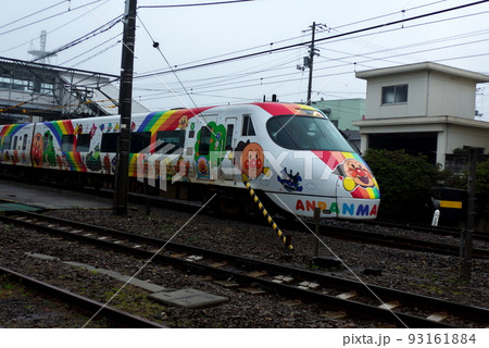 雨の日に駅を通過する特急列車 93161884