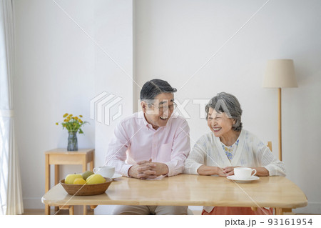 笑顔の70代後半の夫婦　 93161954