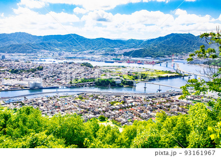広島市東部方面の市街地遠景です。高速2号線、海田大橋、マツダの専用橋や工場群が見えます。 広島市東部方面の市街地遠景です。高速2号線、海田大橋、マツダの専用橋や工場群が見えます。 93161967